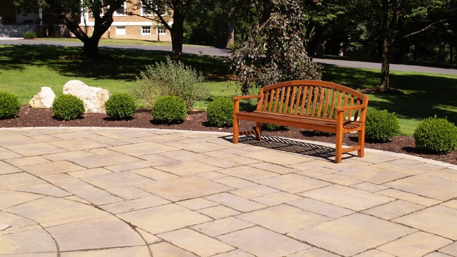 How to Use Natural Stone Patio Kits to Build Awesome Backyard